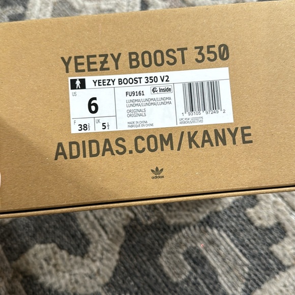 Yeezy 350 V2 - Picture 6 of 8